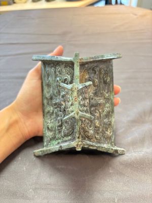 A Chinese archaic bronze inscribed wine vessel with buffalo design, 'fangyi 方彝', Western Zhou — 照片 7