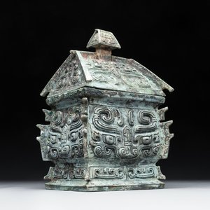 A Chinese archaic bronze inscribed wine vessel with buffalo design, 'fangyi 方彝', Western Zhou — 照片 1