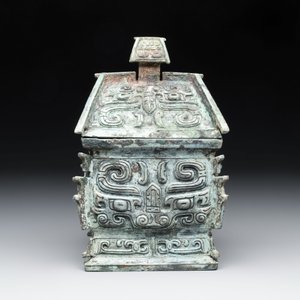 A Chinese archaic bronze inscribed wine vessel with buffalo design, 'fangyi 方彝', Western Zhou — 照片 3