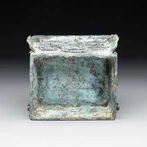 A Chinese archaic bronze inscribed wine vessel with buffalo design, 'fangyi 方彝', Western Zhou — 照片 8