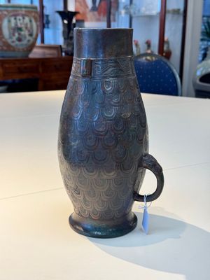 A Chinese archaic bronze inscribed wine vessel with scale design, 'hu 壺', Zhou — photo 1
