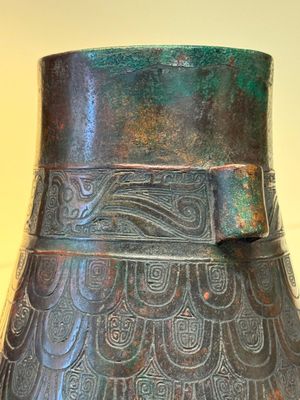 A Chinese archaic bronze inscribed wine vessel with scale design, 'hu 壺', Zhou — photo 11