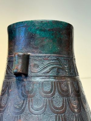 A Chinese archaic bronze inscribed wine vessel with scale design, 'hu 壺', Zhou — photo 12