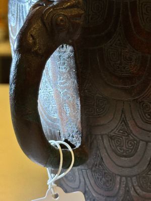 A Chinese archaic bronze inscribed wine vessel with scale design, 'hu 壺', Zhou — photo 14