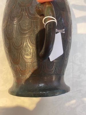 A Chinese archaic bronze inscribed wine vessel with scale design, 'hu 壺', Zhou — photo 16
