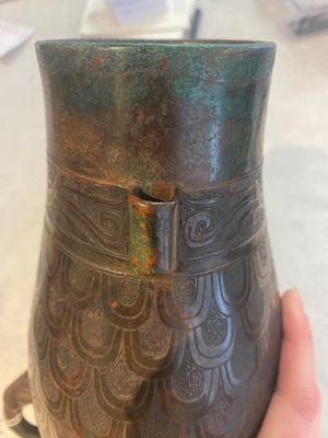 A Chinese archaic bronze inscribed wine vessel with scale design, 'hu 壺', Zhou — photo 17