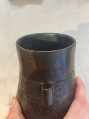 A Chinese archaic bronze inscribed wine vessel with scale design, 'hu 壺', Zhou — photo 18