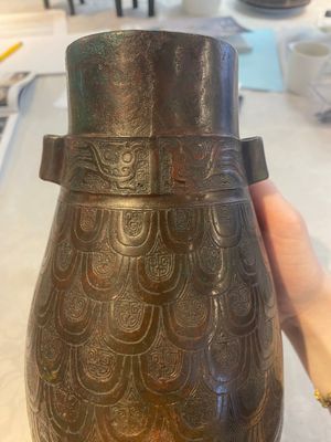 A Chinese archaic bronze inscribed wine vessel with scale design, 'hu 壺', Zhou — photo 20