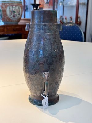 A Chinese archaic bronze inscribed wine vessel with scale design, 'hu 壺', Zhou — photo 2