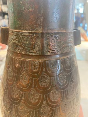A Chinese archaic bronze inscribed wine vessel with scale design, 'hu 壺', Zhou — photo 22
