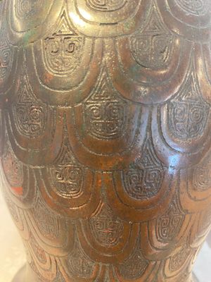 A Chinese archaic bronze inscribed wine vessel with scale design, 'hu 壺', Zhou — photo 27