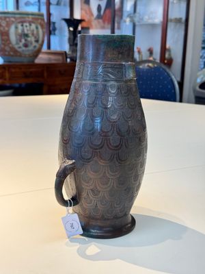 A Chinese archaic bronze inscribed wine vessel with scale design, 'hu 壺', Zhou — photo 3