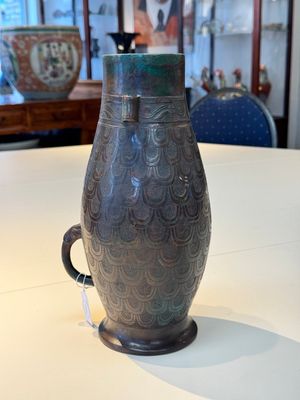 A Chinese archaic bronze inscribed wine vessel with scale design, 'hu 壺', Zhou — photo 4
