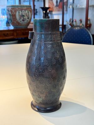 A Chinese archaic bronze inscribed wine vessel with scale design, 'hu 壺', Zhou — photo 5