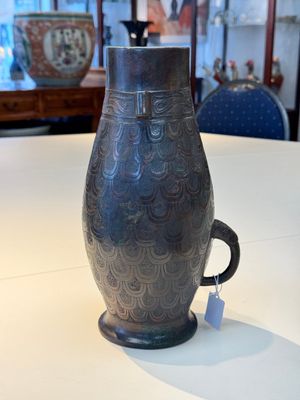 A Chinese archaic bronze inscribed wine vessel with scale design, 'hu 壺', Zhou — photo 6