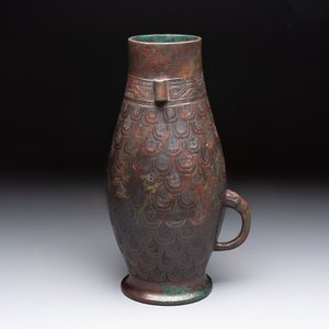 A Chinese archaic bronze inscribed wine vessel with scale design, 'hu 壺', Zhou — photo 1