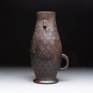 A Chinese archaic bronze inscribed wine vessel with scale design, 'hu 壺', Zhou — photo 2