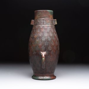 A Chinese archaic bronze inscribed wine vessel with scale design, 'hu 壺', Zhou — photo 3