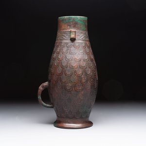 A Chinese archaic bronze inscribed wine vessel with scale design, 'hu 壺', Zhou — photo 4