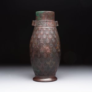 A Chinese archaic bronze inscribed wine vessel with scale design, 'hu 壺', Zhou — photo 5