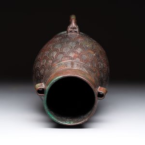 A Chinese archaic bronze inscribed wine vessel with scale design, 'hu 壺', Zhou — photo 6