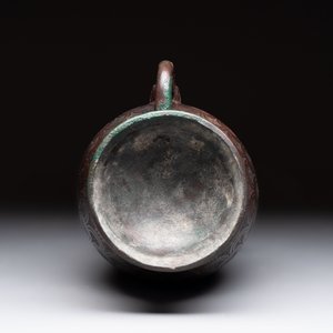 A Chinese archaic bronze inscribed wine vessel with scale design, 'hu 壺', Zhou — photo 7