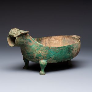 A Chinese archaic bronze pouring vessel, Yi 匜, Warring States period/Han — foto 1