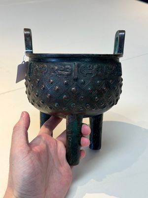 A Chinese archaic bronze ritual tripod food vessel, 'ding 鼎', Western Zhou — foto 1