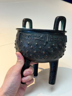 A Chinese archaic bronze ritual tripod food vessel, 'ding 鼎', Western Zhou — foto 2