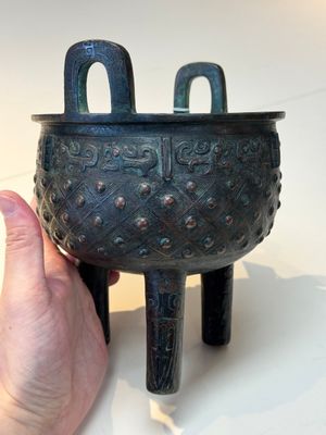 A Chinese archaic bronze ritual tripod food vessel, 'ding 鼎', Western Zhou — foto 3