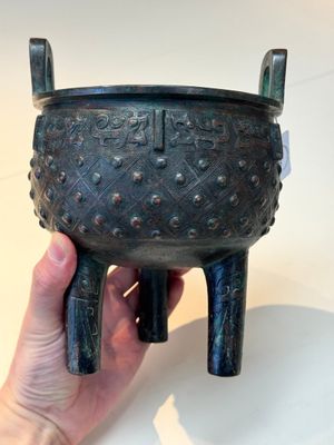 A Chinese archaic bronze ritual tripod food vessel, 'ding 鼎', Western Zhou — foto 4