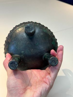 A Chinese archaic bronze ritual tripod food vessel, 'ding 鼎', Western Zhou — foto 5