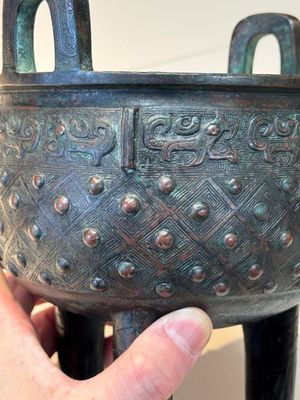 A Chinese archaic bronze ritual tripod food vessel, 'ding 鼎', Western Zhou — foto 7
