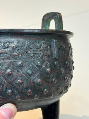 A Chinese archaic bronze ritual tripod food vessel, 'ding 鼎', Western Zhou — foto 8