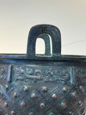 A Chinese archaic bronze ritual tripod food vessel, 'ding 鼎', Western Zhou — foto 9