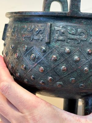 A Chinese archaic bronze ritual tripod food vessel, 'ding 鼎', Western Zhou — foto 10