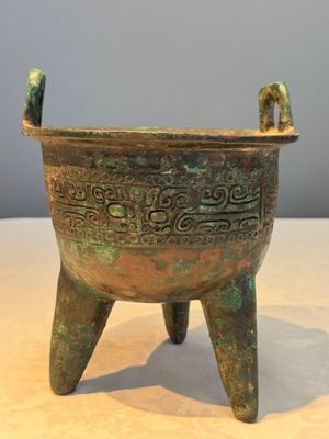A Chinese archaic bronze ritual tripod food vessel, 'Li 鬲', early Shang — photo 1