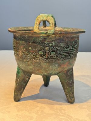 A Chinese archaic bronze ritual tripod food vessel, 'Li 鬲', early Shang — photo 2