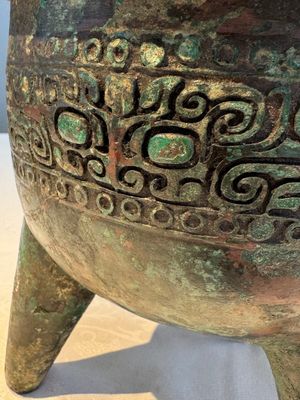 A Chinese archaic bronze ritual tripod food vessel, 'Li 鬲', early Shang — photo 3