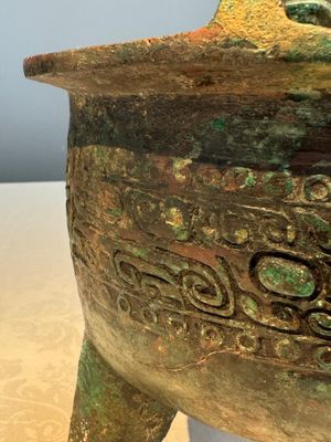A Chinese archaic bronze ritual tripod food vessel, 'Li 鬲', early Shang — photo 4