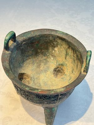 A Chinese archaic bronze ritual tripod food vessel, 'Li 鬲', early Shang — photo 5