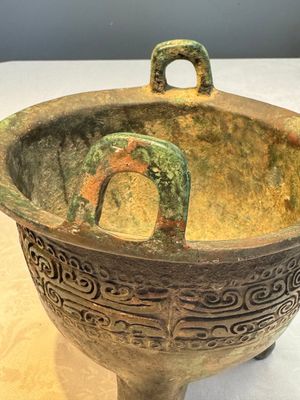 A Chinese archaic bronze ritual tripod food vessel, 'Li 鬲', early Shang — photo 9