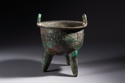 A Chinese archaic bronze ritual tripod food vessel, 'Li 鬲', early Shang