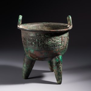 A Chinese archaic bronze ritual tripod food vessel, 'Li 鬲', early Shang — photo 1