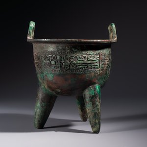 A Chinese archaic bronze ritual tripod food vessel, 'Li 鬲', early Shang — photo 2