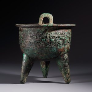A Chinese archaic bronze ritual tripod food vessel, 'Li 鬲', early Shang — photo 3