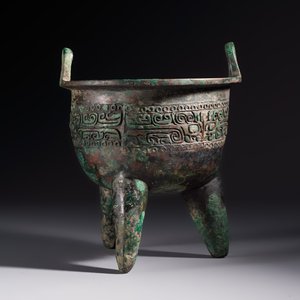 A Chinese archaic bronze ritual tripod food vessel, 'Li 鬲', early Shang — photo 4