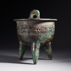 A Chinese archaic bronze ritual tripod food vessel, 'Li 鬲', early Shang — photo 5