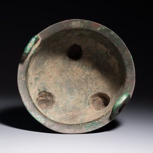 A Chinese archaic bronze ritual tripod food vessel, 'Li 鬲', early Shang — photo 6