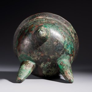 A Chinese archaic bronze ritual tripod food vessel, 'Li 鬲', early Shang — photo 7